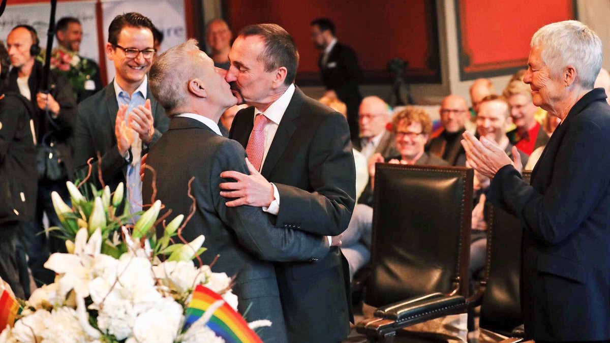 femmejpg's tweet photo. Congratulations to Germany on finally legalizing equal marriage!! ❤️💛💚💙💜 https://t.co/gqlB9yG8HG