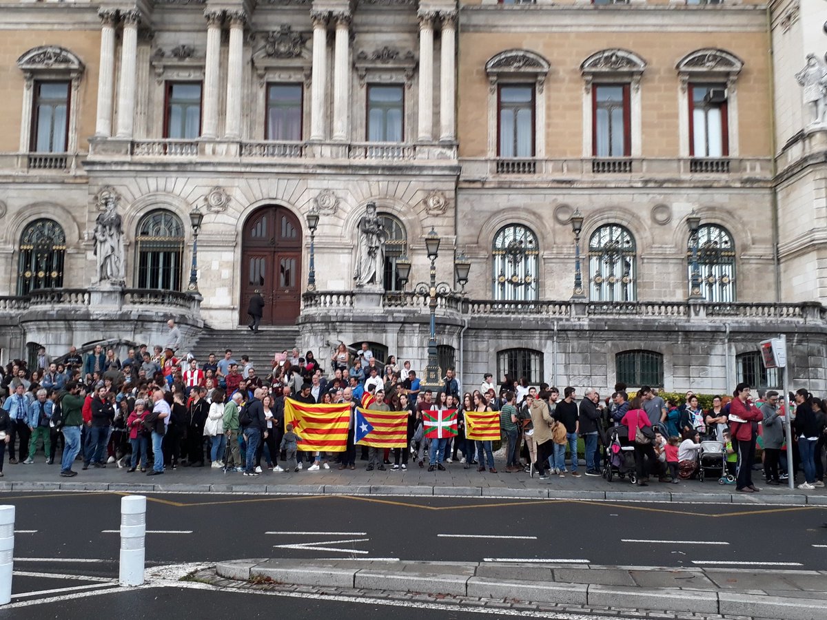 Komiteak's tweet photo. Bilboko udaletxearen aurrean Kataluniarekin elkartasuna adierazten. Estatuaren errepresioaren aurka herrion elkartasuna!!!!  #referendumCAT https://t.co/KiB7mgZ6hX