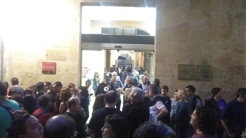 TGNdigital's tweet photo. Comença el recompte als Serveis Territorials del carrer major de #Tarragona. https://t.co/Jmt0q2AbS2 #refCamp https://t.co/xeWDEBl1ee