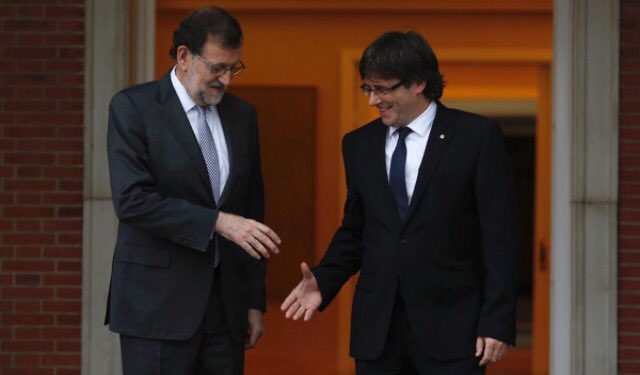 amatolago's tweet photo. Rajoy gana votos por la "contundencia"
Puigdemont gana votos por la reacción desmesurada.
Todos contentos.
Todos menos nosotros. https://t.co/BHwzy5SSYF