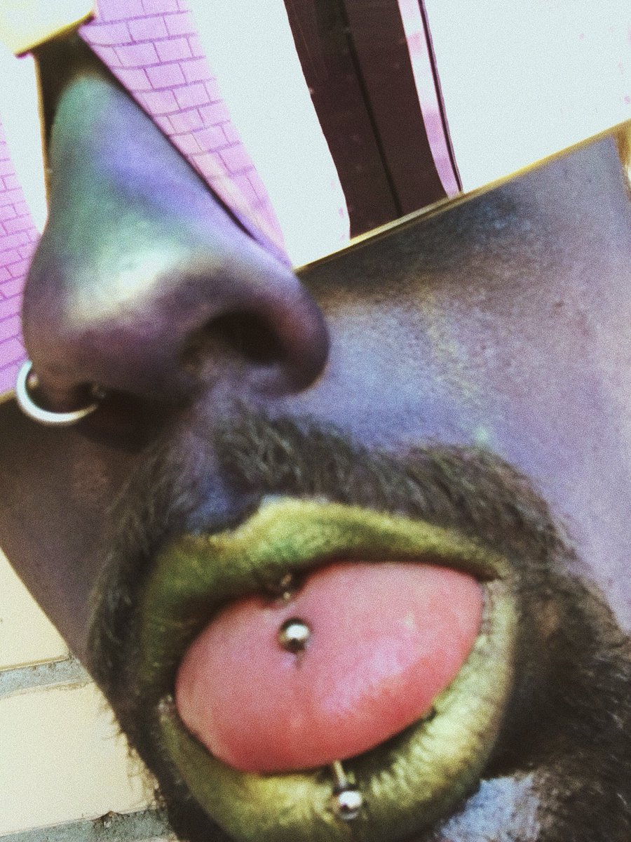 Vlady_Hell's tweet photo. #vladyhell #drag #dragqueen #freak #dark #gold #green #makeup #lipstickforyourlife https://t.co/GlrqhfoFJB