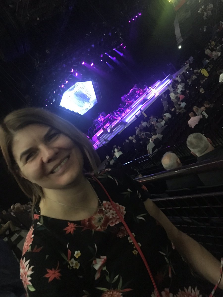 smith96_holly's tweet photo. #tweetcaroline happy birthday Mum! @NeilDiamond we cannot wait to see you!!! 🕺🏼🎤 https://t.co/TiRtZWp8O3