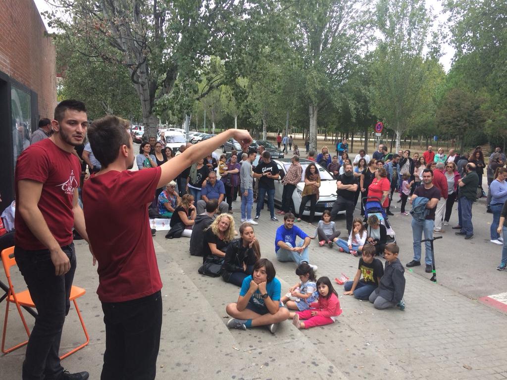 LaCarpaEC's tweet photo. La Carpa con la cultura.Hoy hemos intentado colaborar con 1 show para amenizar la trde de votación en la #Llagosta #CatalanReferendum #1Oct https://t.co/ZEnyKd9DgT