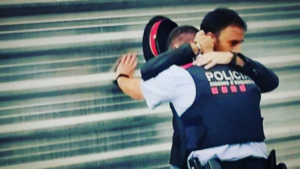 Un ciutadà abraça un Mosso d'Esquadra que plora commocionat per la càrrega policial que han patit els votants del CAP de Cappont. #Lleida