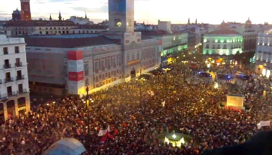 voz_populi's tweet photo. #DIRECTO | Así está ahora la Puerta del Sol de Madrid, que acoge una manifestación a favor del referéndum https://t.co/DtgHJMgT6I https://t.co/sZcKro3Gfg