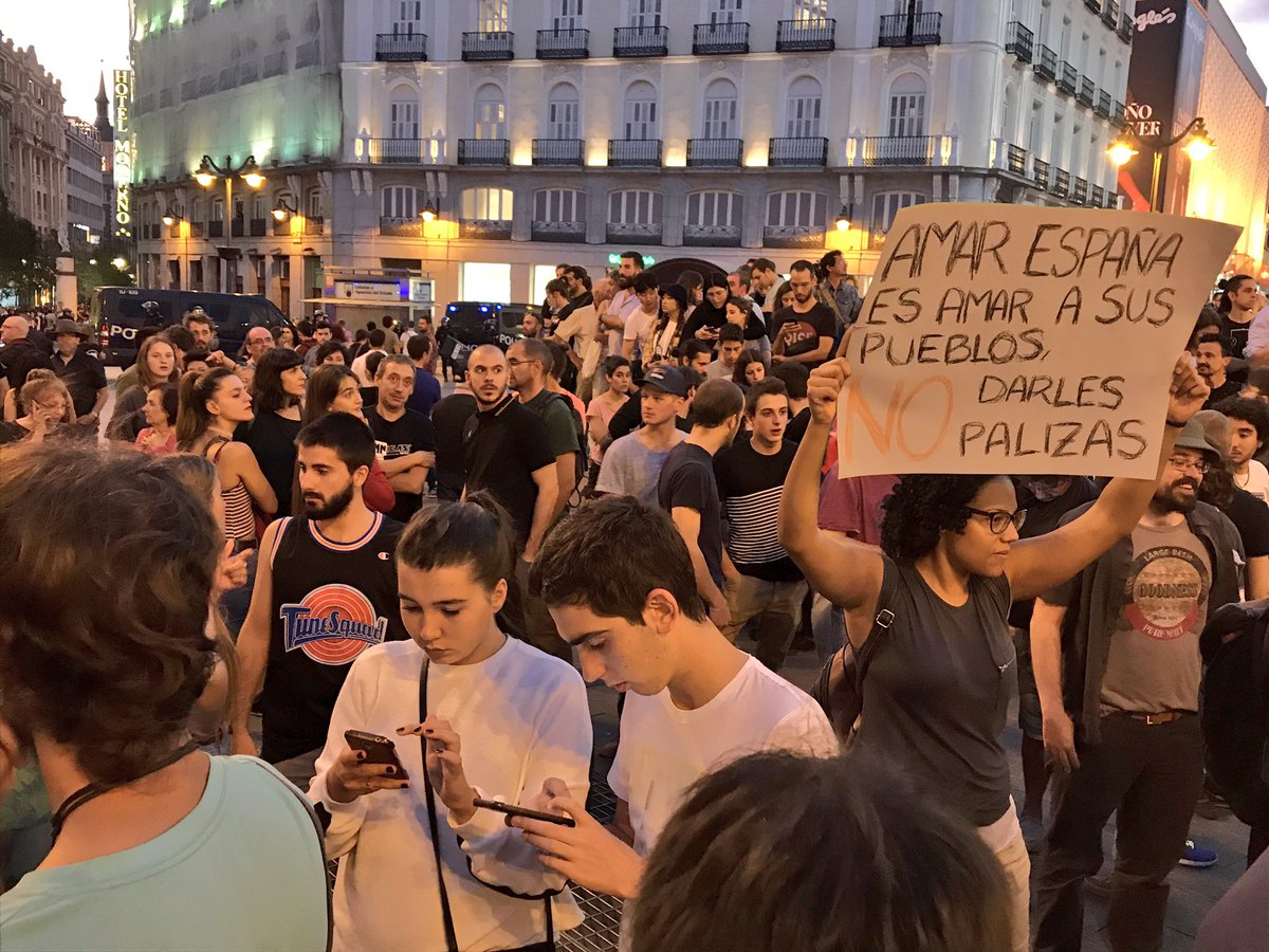 Gabriela_Schz's tweet photo. "Amar a España es amar a sus pueblos. No darles palizas" #CatalanReferendum #MadridASolContraLaRepresion https://t.co/Fi3MzN5Hba