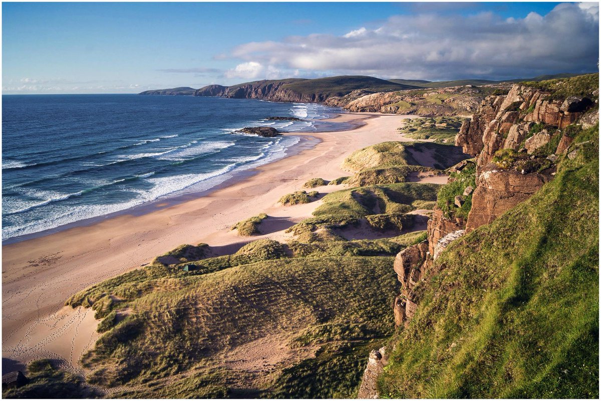 VisitScotland's tweet photo. Willing to walk 4 miles? Then THIS will be your reward! 😍 #ScotSpirit 📍Sandwood Bay #Sutherland 📷 FB/Robin K. Photography https://t.co/SGPal7WT1P