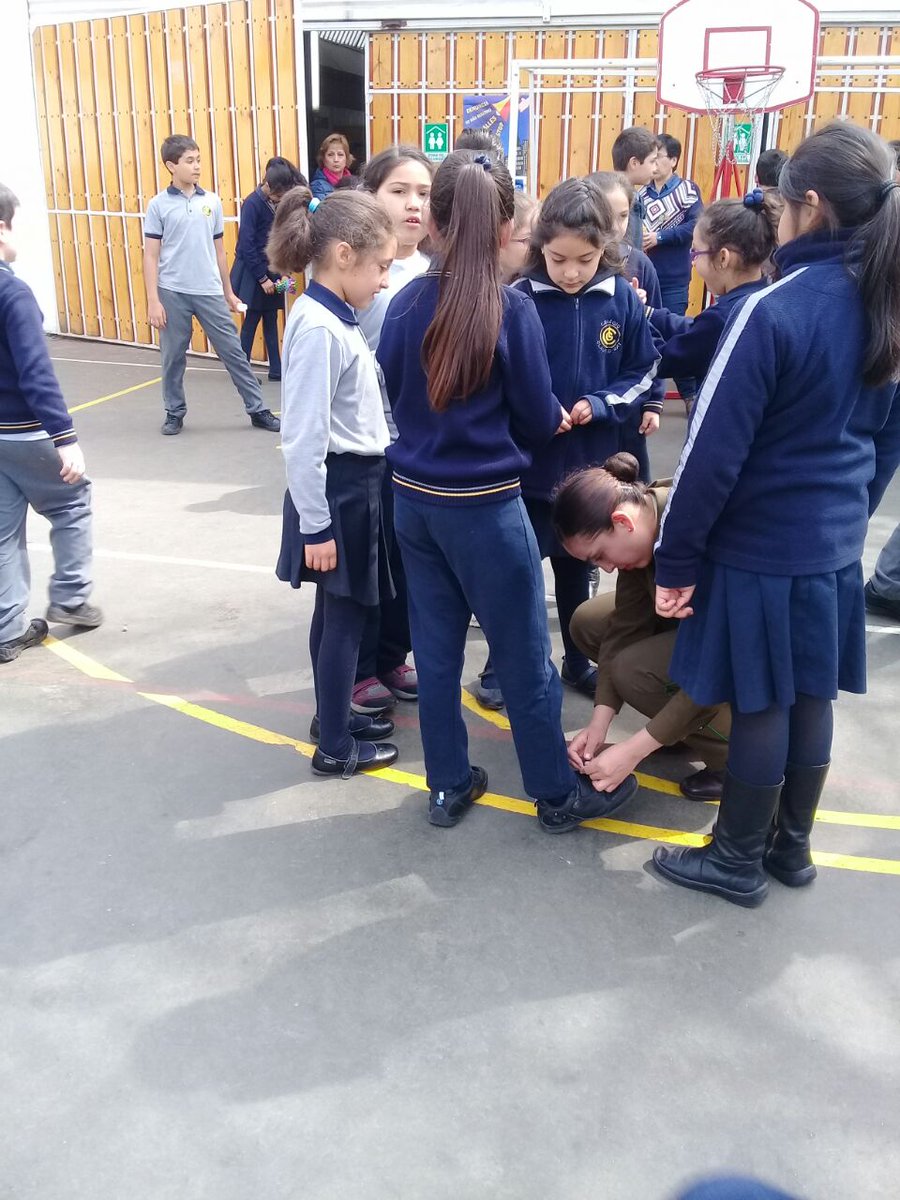 PerrosSec's tweet photo. Tambian nos toca ayuda anudar los cordones a nuestros niños para evitar un accidente .Que gran labor de nuestros guías https://t.co/T6mFj0PCQa