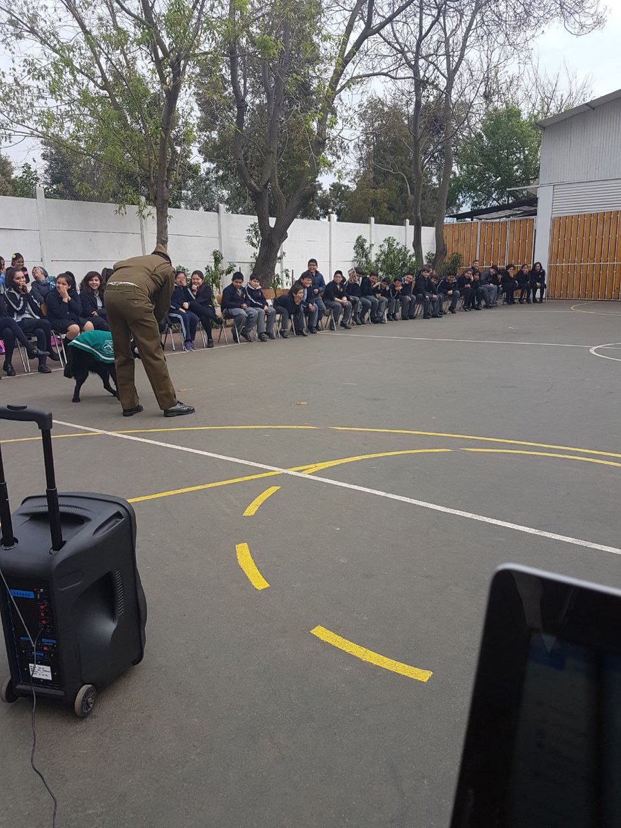 PerrosSec's tweet photo. Tambian nos toca ayuda anudar los cordones a nuestros niños para evitar un accidente .Que gran labor de nuestros guías https://t.co/T6mFj0PCQa