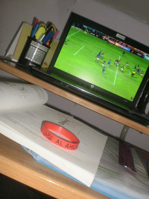 abidi_habibatn's tweet photo. Studying vs watching the match 😂❤️❤️ 
#افريقيا_يا_اهلي https://t.co/KSWnn8p0pu