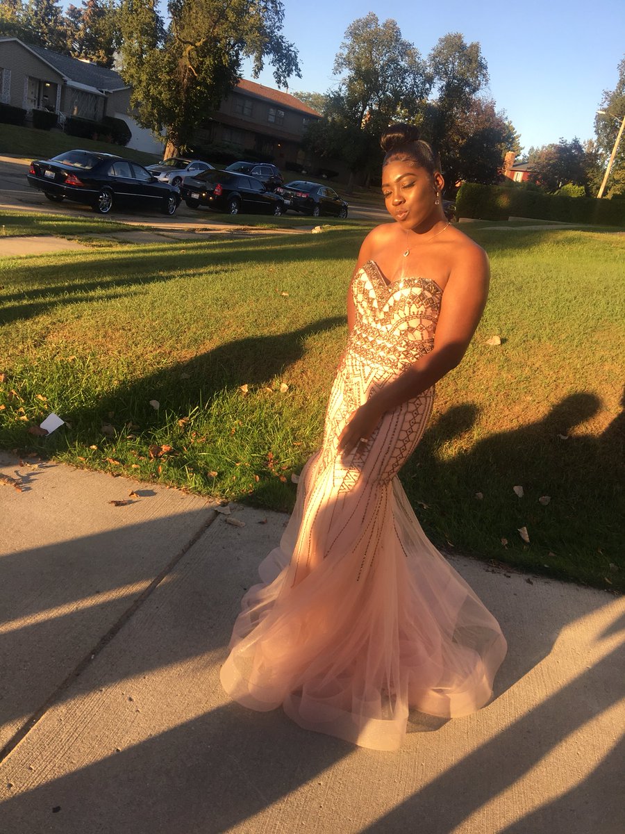 x___Najaaaa's tweet photo. last homecoming 💋 #SEN18R https://t.co/42oSQnMP8r