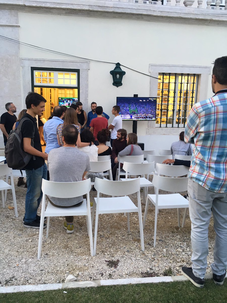 TPereirinha's tweet photo. Há 3 ecrãs no interior do Palácio Galveias, a acompanhar os resultados eleitorais. No exterior, os bloquistas aguardam a ver o clássico. https://t.co/AHvXz9ydGI