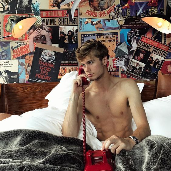 'Odezwij się jutro, dobrze? Zaparzę ci herbatę, a jak nie będziemy mieli o czym rozmawiać, to porozmawiamy o jej smaku.'