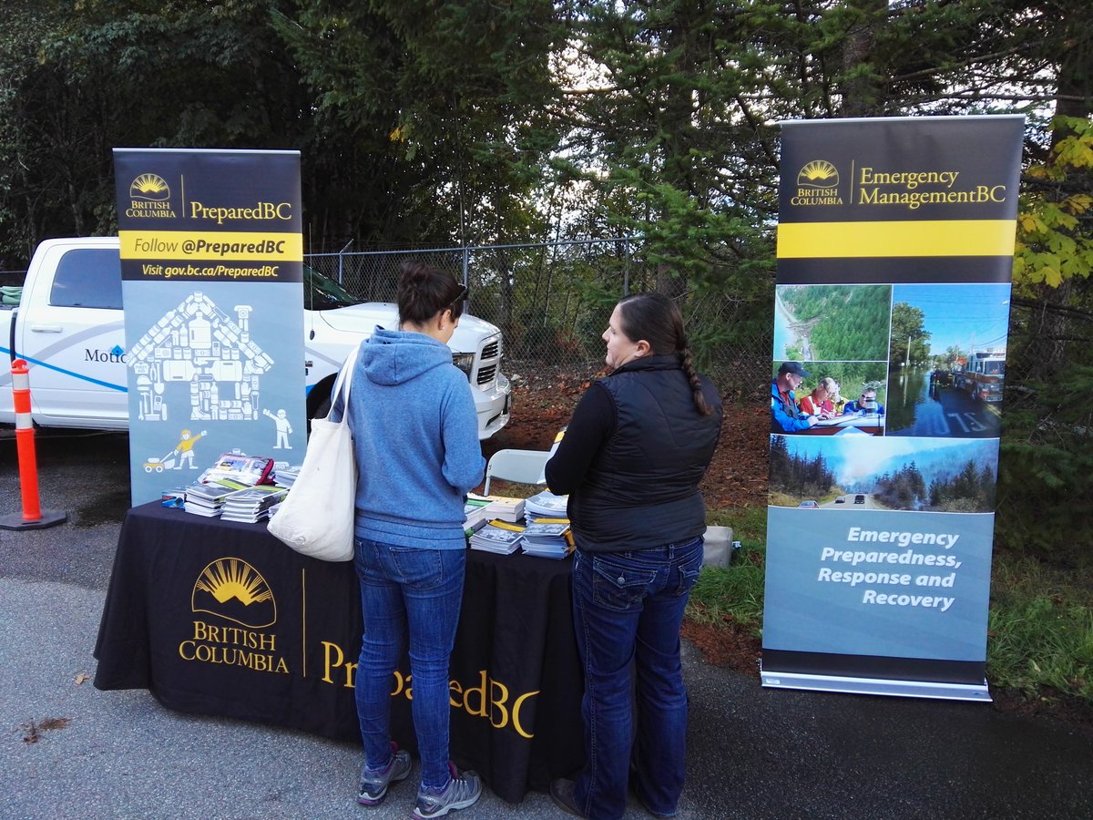 IBC_West's tweet photo. Lots happening at the @Squamishtown Fire Rescue open house! Come on by visit @PreparedBC @BCAmbulance @BCRCMP @SquamishSAR & #shakezone2017 https://t.co/xqTOXP0pX1