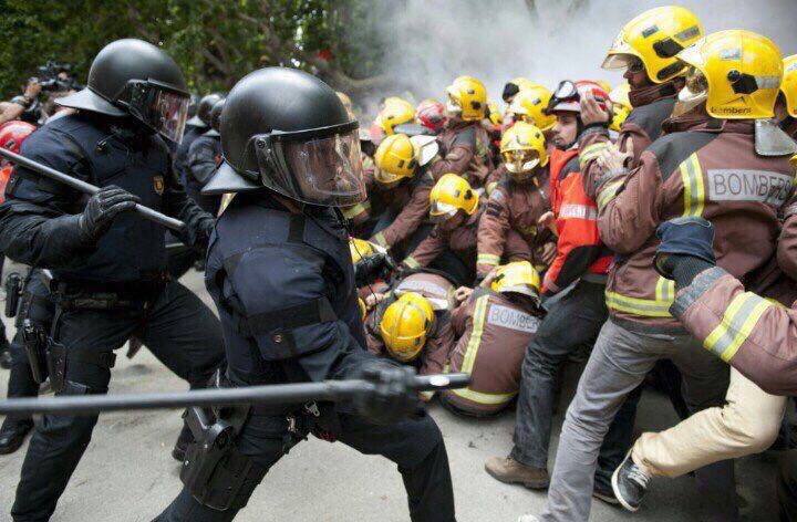 _Fiesta_Madrid's tweet photo. Esto es... Esparta!!! Perdón! Españaaaaa! 

#CatalanReferendum #Verguenza #CatalonianReferendum #bombers https://t.co/Zc8a2La2wX