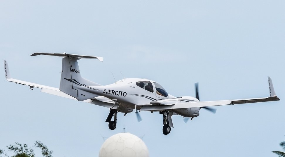 FAArgentinas's tweet photo. Uno de los tres Diamond DA-42 pertenecientes al Ejercito Argentino.
.
.
Ph: Isac Mamede.
.
.
.
.
#Argentina #Ejerc… https://t.co/s3civzwttK https://t.co/WoSScPtvrw