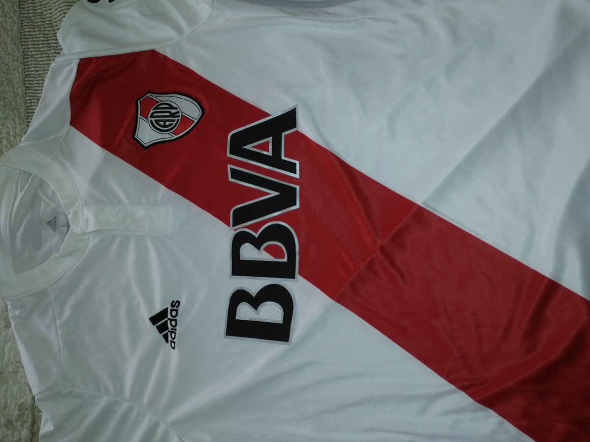 Imagino que querés tener la nueva camiseta de #River. Homenaje a La Máquina. RT y te anotas! El 23-10 digo quién se la lleva. Vamosssss!!