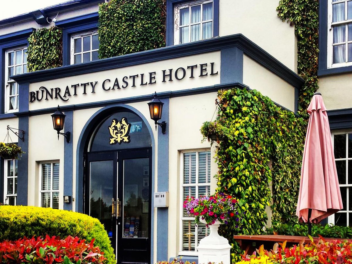 BBluegrassFest's tweet photo. @bcastlehotel will be hosting a number of sessions during the #BunrattyBluegrassFestival17  including local group Sixmilebridge Folk Club https://t.co/hXI0mXHYsk