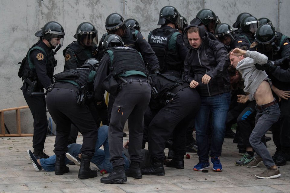 CNNEE's tweet photo. Sube a más de 700 la cifra de heridos en #Cataluña, según las autoridades catalanas https://t.co/7EIAiwzIqE https://t.co/ZeQOEPCxaw