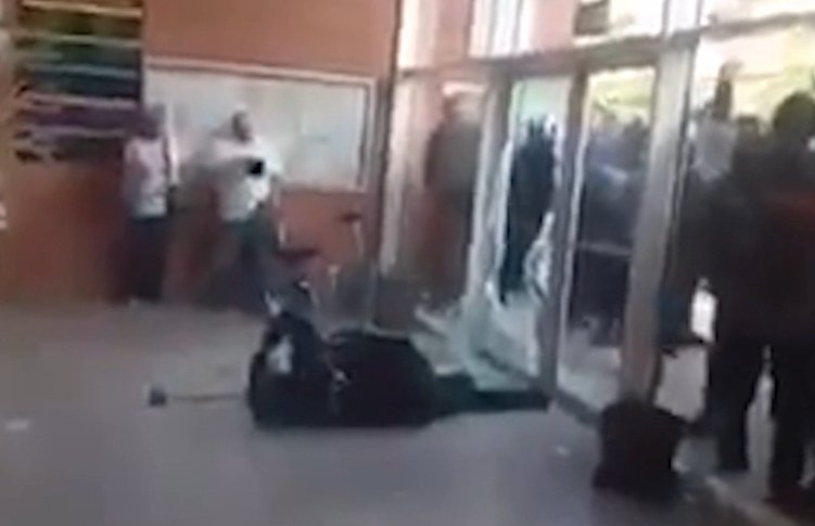 interiorgob's tweet photo. 1-Un total de 19 @policia y 14 @guardiacivil han requerido atención médica inmediata a raíz de su trabajo hoy en los colegios,
#EstamosporTI https://t.co/eya2mS1Kq6