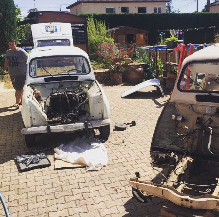 TimonPumbaa4L's tweet photo. Le cimetière des 4L 🚗🛠🔩🏁🇲🇦 #4LTrophy #4ltrophy2018 #4L #Renault4L #Renault #Rallye #Raid #Maroc #bricolage https://t.co/pySC1cuxE9