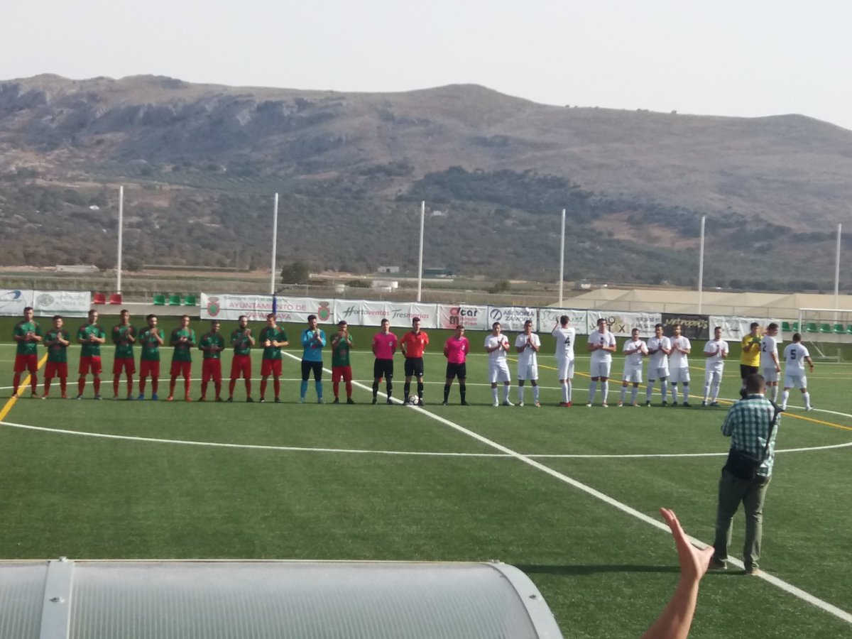 <a href="/UdAlhamaGranada/">Ud Alhameña</a> y <a href="/cdcomarcal/">Deportivo Comarcal</a> empatan y se reparten los puntos en el partido de la jornada en Tercera Senior. 《 2 - 2》