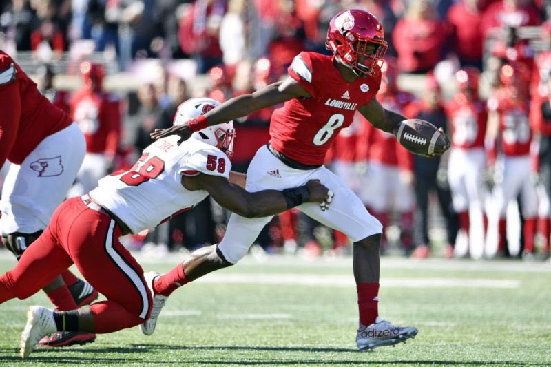 UoflUpdates's tweet photo. NC State ranked 24th in new AP Poll. Cards stay at 17th in time for Thursday’s matchup on ESPN. #GoCards https://t.co/Qw79wVBhG7