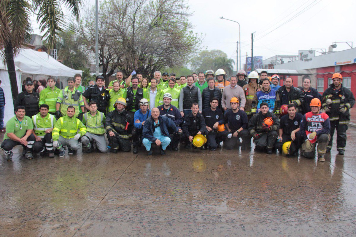 dlTorrePablo's tweet photo. Junto a @jaimemendezh y @andresscarsi realizamos un simulacro de evacuación, a fin de reducir márgenes de errores en emergencias #SanMiguel https://t.co/ZhnhwUn95L