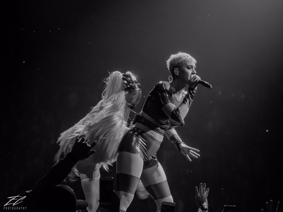 KatysFirework19's tweet photo. @katyperry you should let me be your photographer sometime 📸 || Boston night 2 || https://t.co/VakcTaUe0z