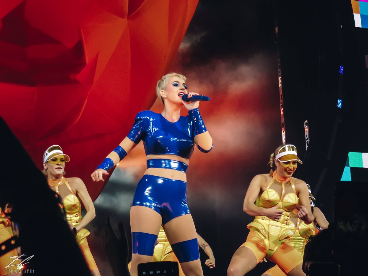 KatysFirework19's tweet photo. @katyperry you should let me be your photographer sometime 📸 || Boston night 2 || https://t.co/VakcTaUe0z