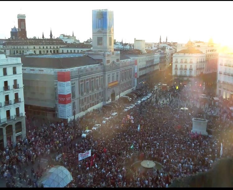 Suport a Catalunya, ara, a la Puerta del Sol. Gracias Madrid #CatalanReferedendum