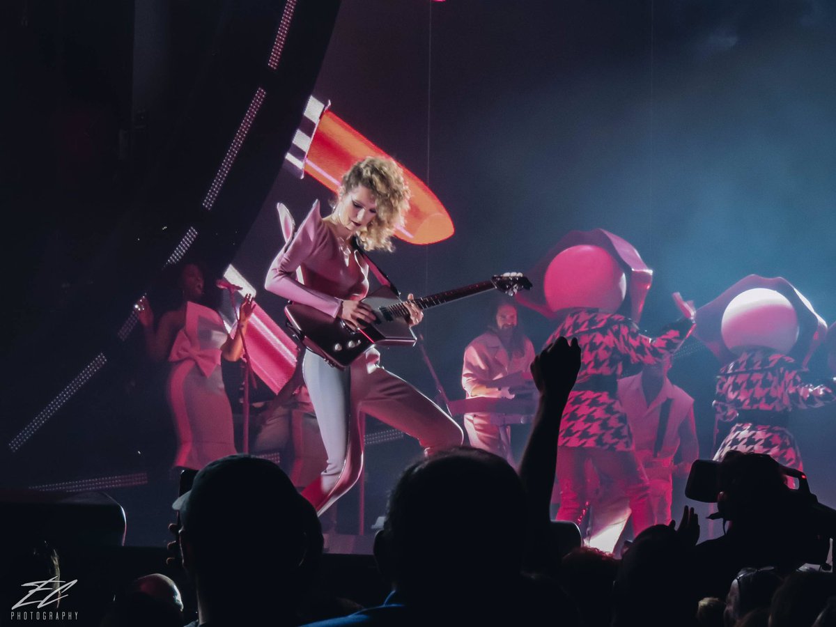KatysFirework19's tweet photo. @katyperry || Boston Night 2 || part 2 🌟 https://t.co/LH1v67swt8
