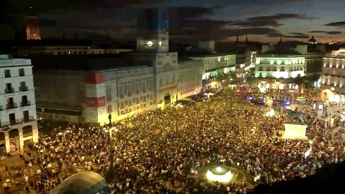 HelkinssE's tweet photo. La Puerta del Sol ahora mismo. Rajoy,  algo me dice q tienes más problemas q los catalanes
#MadridASolContraLaRepresión #CatalanReferedendum https://t.co/B4l9BUxmqU