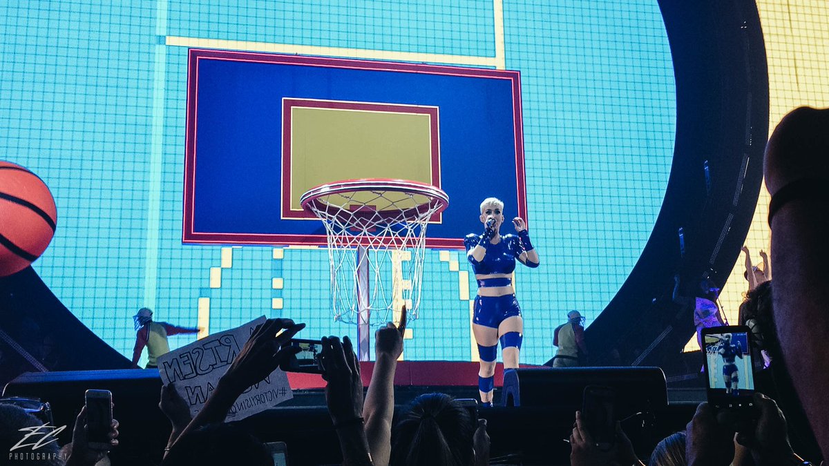 KatysFirework19's tweet photo. @katyperry || Boston Night 2 || Part 3 ✨ https://t.co/CmgtR1NBBo