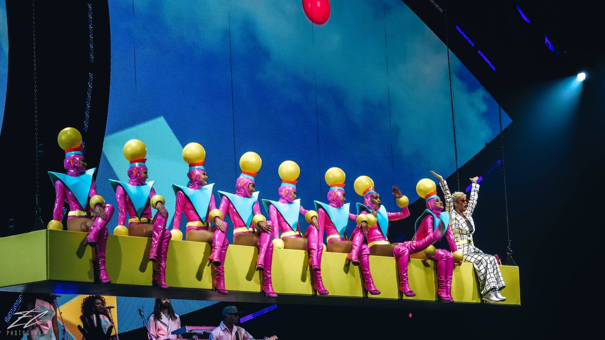 KatysFirework19's tweet photo. @katyperry || Boston Night 2 || Part 3 ✨ https://t.co/CmgtR1NBBo