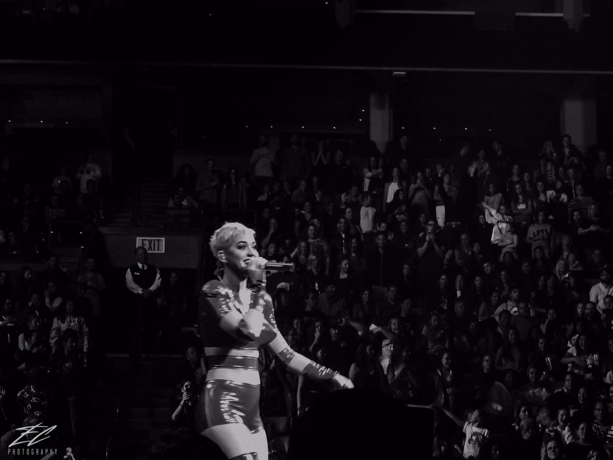 KatysFirework19's tweet photo. @katyperry || Boston Night 2 || Part 3 ✨ https://t.co/CmgtR1NBBo