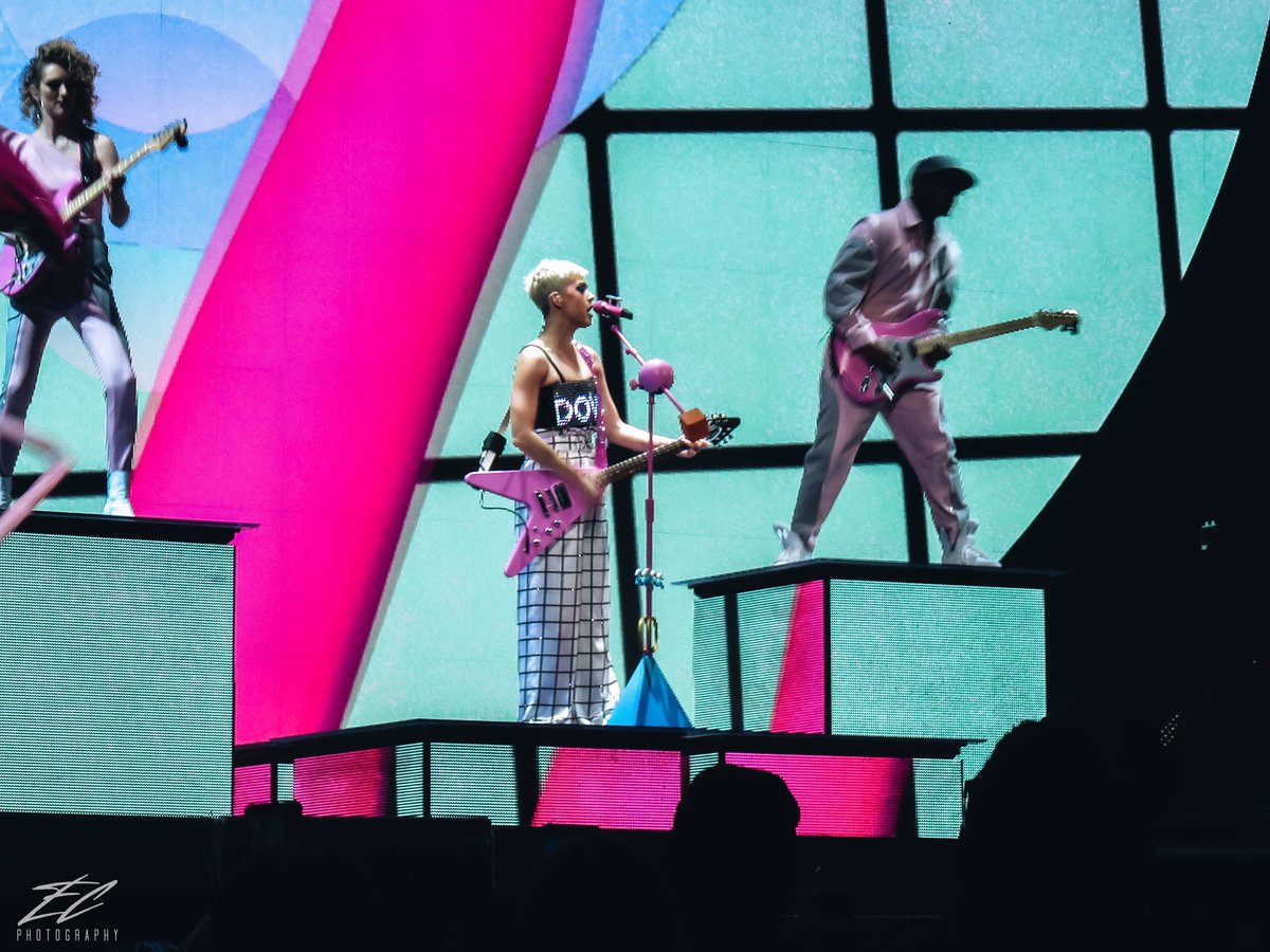 KatysFirework19's tweet photo. @katyperry || Boston Night 2 || Part 3 ✨ https://t.co/CmgtR1NBBo
