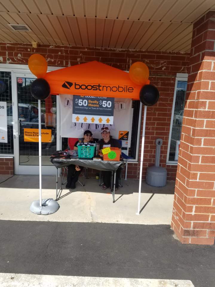 Boost28352's tweet image. Enter to win!! First prize is a Bluetooth headset worth $80!! 
#BoostMobile
#1703SMainSt
#ComeSeeUs