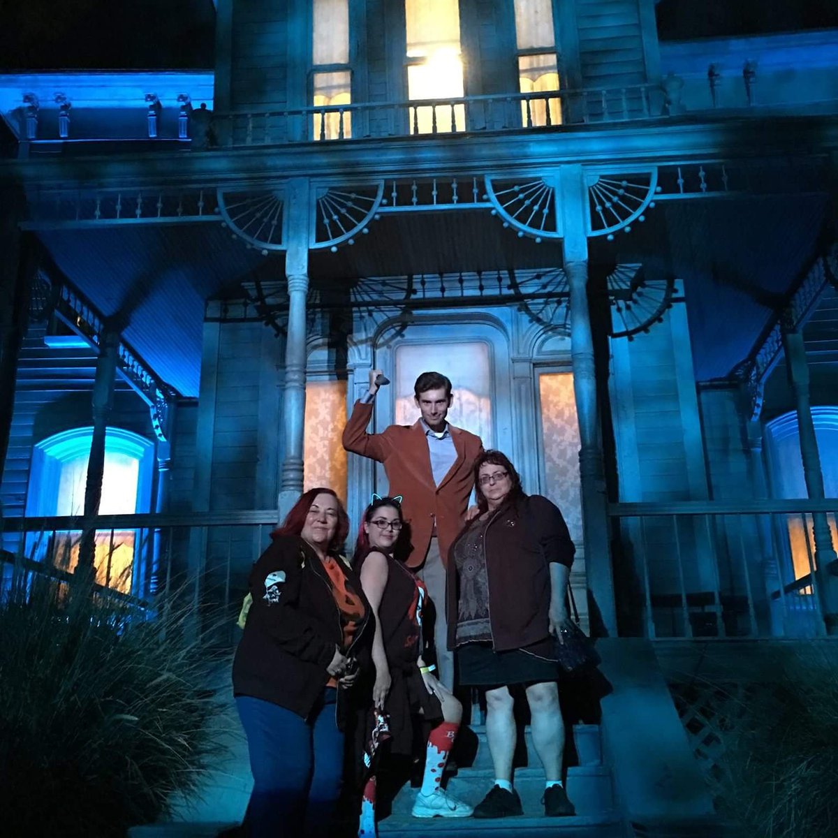 cedezromero's tweet photo. @UniversalHHN meeting Norman Bates at the psycho house :) 6th year going to this event. AMAZING EVERY YEAR!!!❤ https://t.co/uF4LLPS6sS
