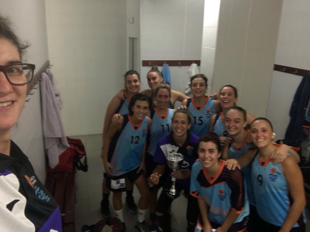 CBFCaboMar's tweet photo. Nuestras senior Nacional posando con la copa del II Memorial Julia y Alicia hoy en Benidorm. Que no la llenen demasiado!! #seniornacional https://t.co/M4HoBYcV6t