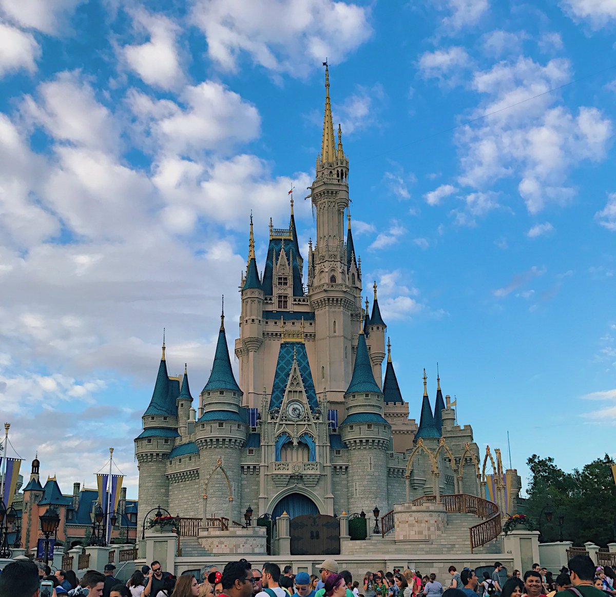 Madd_Hatter22's tweet photo. Happy anniversary to two of my favorite places ✨💕 #Magic46 #Epcot35 https://t.co/24ymqZ5Zuf