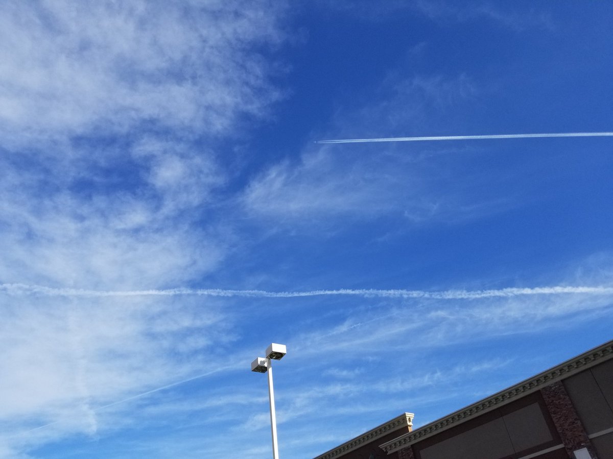 KingSkriptur's tweet photo. Why are they spraying so low we can see colors on the jets? Red and blue? #StopChemtrails #FlatEarth #LowSpray https://t.co/w0xj1jFERI