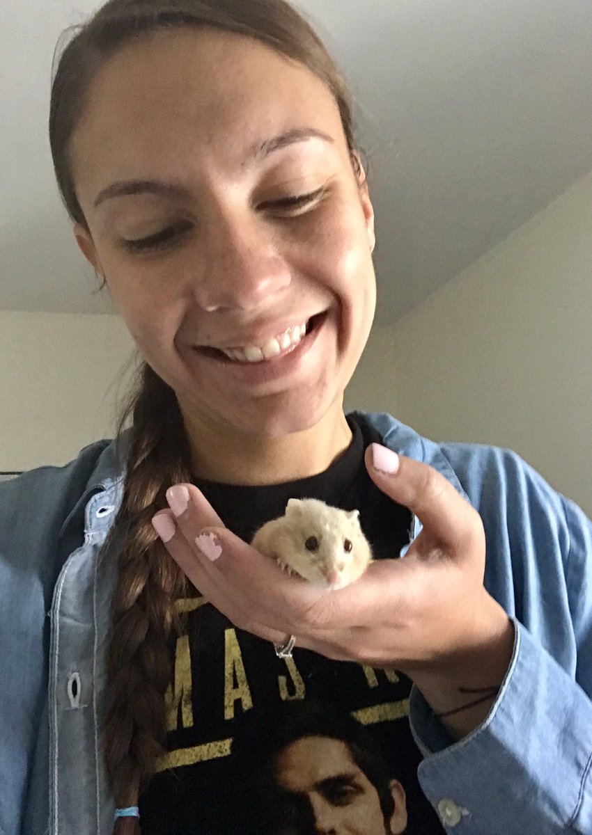 TuckerRachelle's tweet photo. Wyo student athlete life consists of studying for exams📖, enjoying sweet treats🍩, getting new gear👟, &amp; playing with furry friends🐹 https://t.co/MD1gt6ltRZ