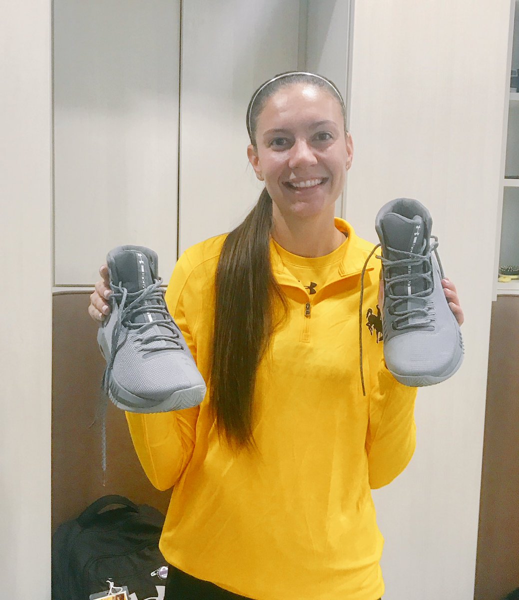 TuckerRachelle's tweet photo. Wyo student athlete life consists of studying for exams📖, enjoying sweet treats🍩, getting new gear👟, &amp; playing with furry friends🐹 https://t.co/MD1gt6ltRZ