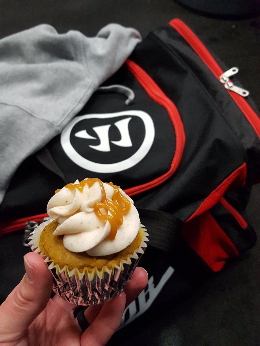 heyziffer's tweet photo. @WarriorHockey ..... & cupcakes! #PostGameFuel https://t.co/9YdtrWaHid