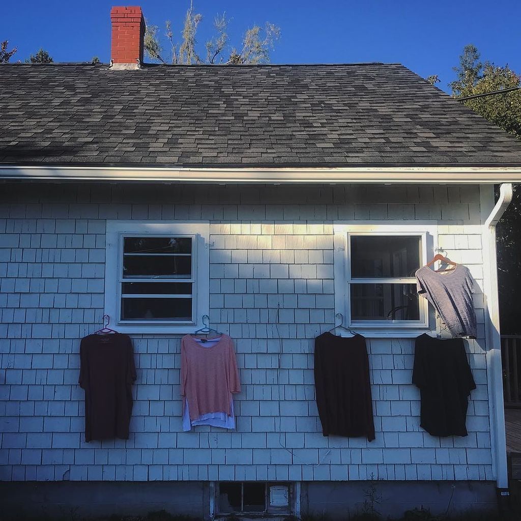 robinsalant's tweet photo. Definitely need to set up my clothesline. #newhomeproblems #mainelife #sundried #laundry https://t.co/sjp69EpviV https://t.co/e4cUXwRmUJ