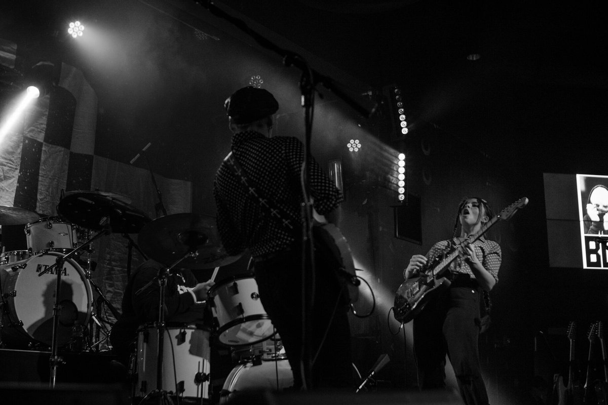 bonesbandbones's tweet photo. GIG 6. SIOUX CITY. ( 📷 @lschorrphotography ) #bonesbandbones #bonesuk #highlysuspect #beautifulisboring https://t.co/BeSEBWNutg