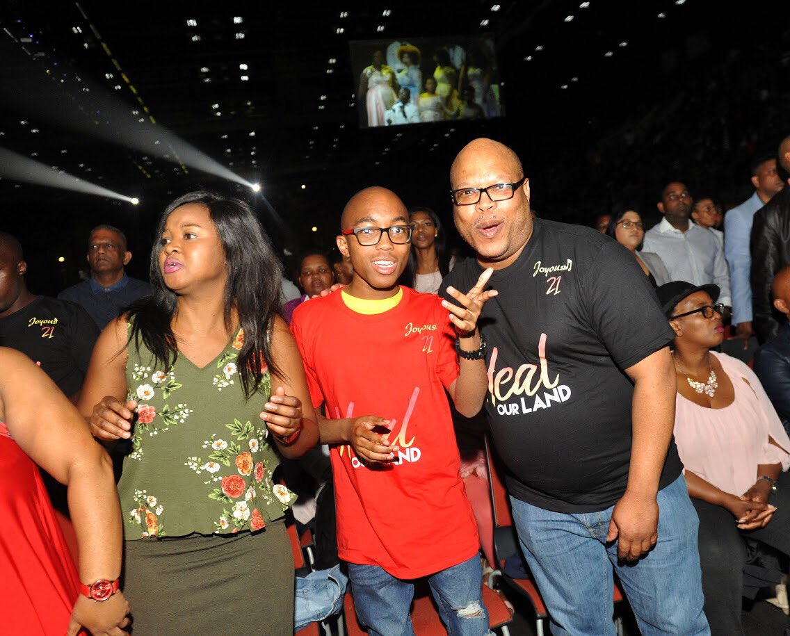 dbnexperience's tweet photo. Audience having the best time of their lives #EssenceFestDBN https://t.co/llLPyAf7FD