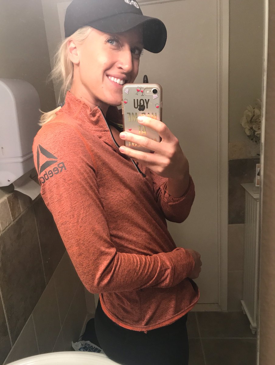HannahJoyFit's tweet photo. Thanks @Reebok for this cozy zip up! #teamreebok #handstandapp #gymanywhere #trainer https://t.co/wzoiezaVCi