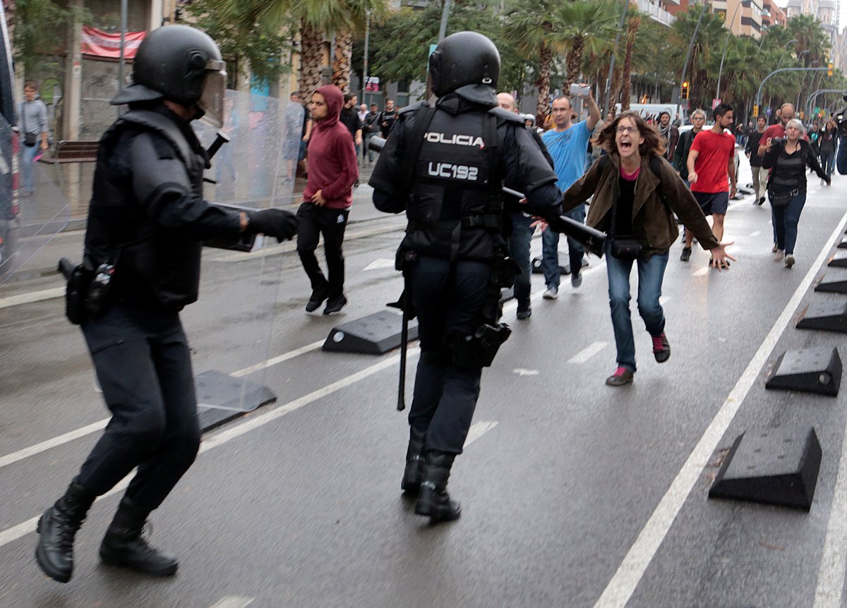 3CatInfo's tweet photo. De Catalunya al món: així retrata Reuters l'actuació policial per l'#1OCT https://t.co/armZCyOJRe #1OTV3 https://t.co/S9diX9jJdF